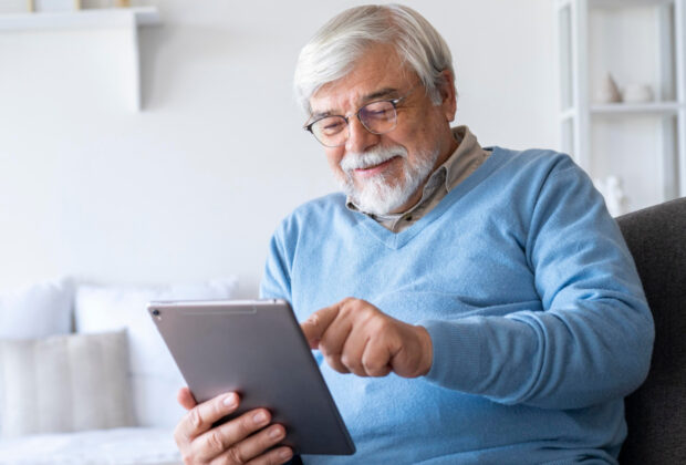 Tablettes et seniors : comment rester actif et connecté à tout âge ?