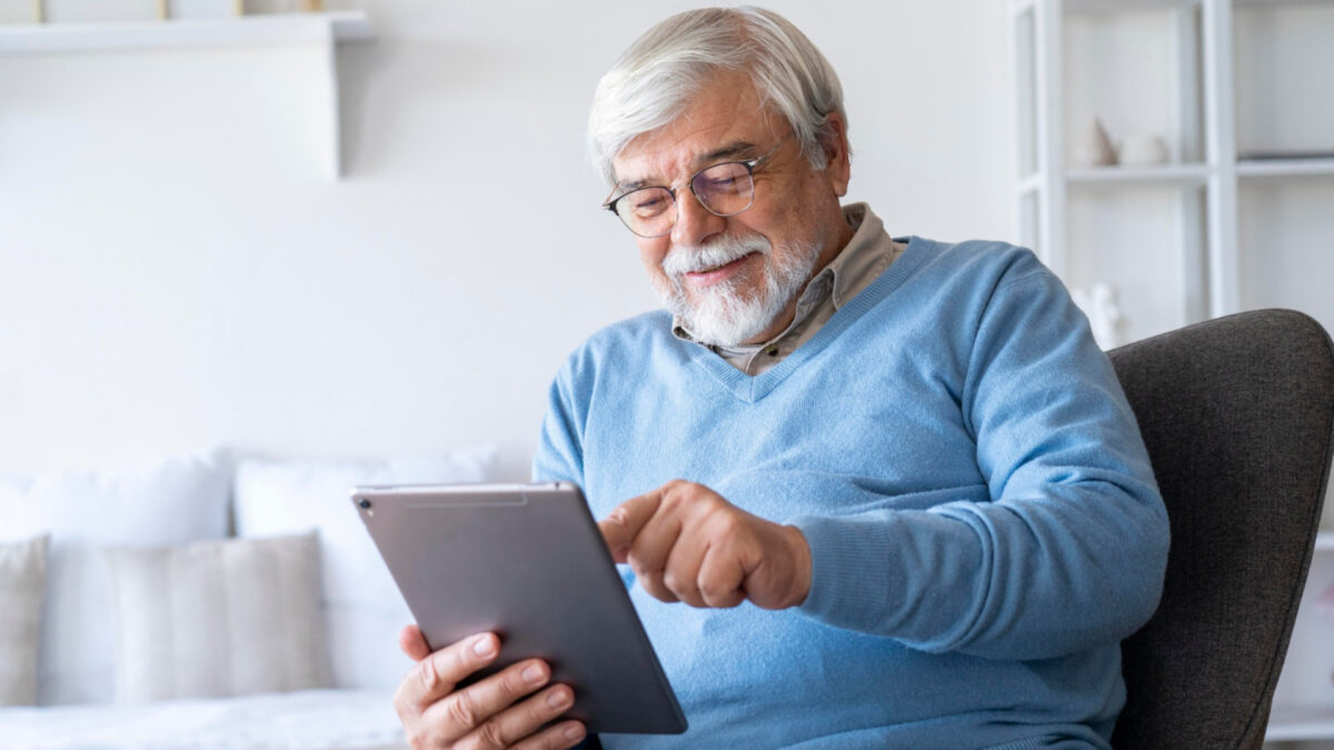 Tablettes et seniors : comment rester actif et connecté à tout âge ?